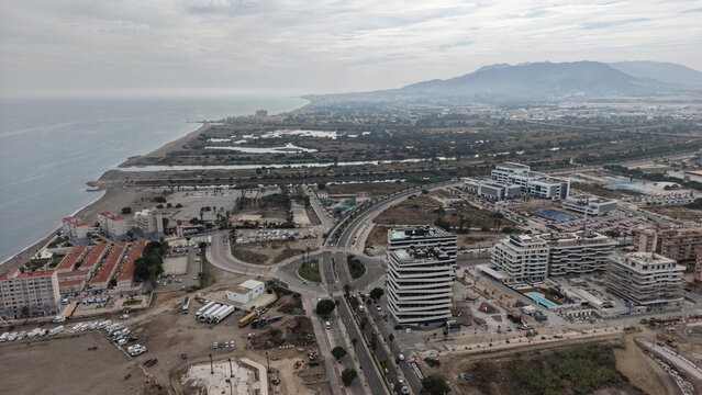 Vista a&eacute;rea de las exclusivas M&aacute;laga Towers en la playa de Sacaba. Plano cinematogr&aacute;fico con dron de los modernos rascacielos residenciales de lujo en primera l&iacute;nea de playa en Andaluc&iacute;a.