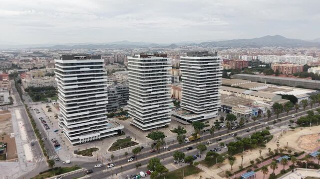Vista a&eacute;rea de las exclusivas M&aacute;laga Towers en la playa de Sacaba. Plano cinematogr&aacute;fico con dron de los modernos rascacielos residenciales de lujo en primera l&iacute;nea de playa en Andaluc&iacute;a.