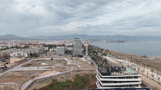 Vista a&eacute;rea de las exclusivas M&aacute;laga Towers en la playa de Sacaba. Plano cinematogr&aacute;fico con dron de los modernos rascacielos residenciales de lujo en primera l&iacute;nea de playa en Andaluc&iacute;a.