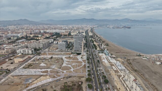 Vista a&eacute;rea de las exclusivas M&aacute;laga Towers en la playa de Sacaba. Plano cinematogr&aacute;fico con dron de los modernos rascacielos residenciales de lujo en primera l&iacute;nea de playa en Andaluc&iacute;a.