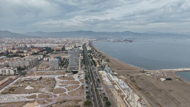 Vista a&eacute;rea de las exclusivas M&aacute;laga Towers en la playa de Sacaba. Plano cinematogr&aacute;fico con dron de los modernos rascacielos residenciales de lujo en primera l&iacute;nea de playa en Andaluc&iacute;a.