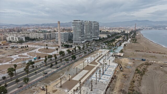 Vista a&eacute;rea de las exclusivas M&aacute;laga Towers en la playa de Sacaba. Plano cinematogr&aacute;fico con dron de los modernos rascacielos residenciales de lujo en primera l&iacute;nea de playa en Andaluc&iacute;a.