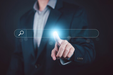 Obraz premium Business professional using a glowing digital search interface, representing online search, data discovery, digital technology, web navigation, research, SEO, and modern business solutions for brands.