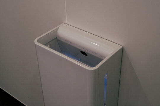 トイレに設置されたハンドドライヤー