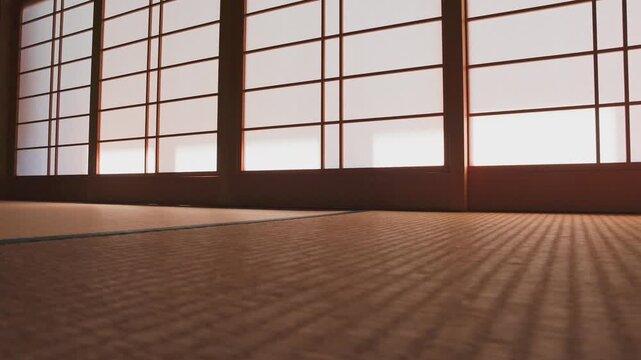 障子の光と影：和室の廊下を通り過ぎる人影のシルエット