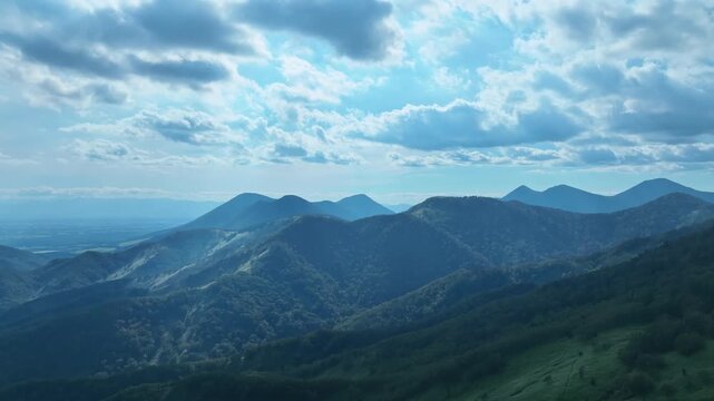 山岳の風景ドローン空撮。自然、環境、山林、山脈、絶景、パノラマ、展望、冒険、挑戦、SDGs、美しい