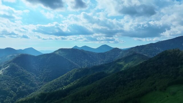 山岳の風景ドローン空撮。自然、環境、山林、山脈、絶景、パノラマ、展望、冒険、挑戦、SDGs、美しい