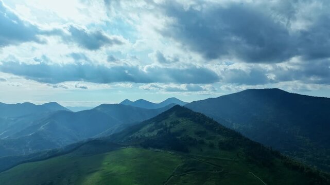 壮大な山岳の風景ドローン空撮。自然、環境、山林、森林、山嶺、登山、トレイル、冒険、展望、絶景、景色