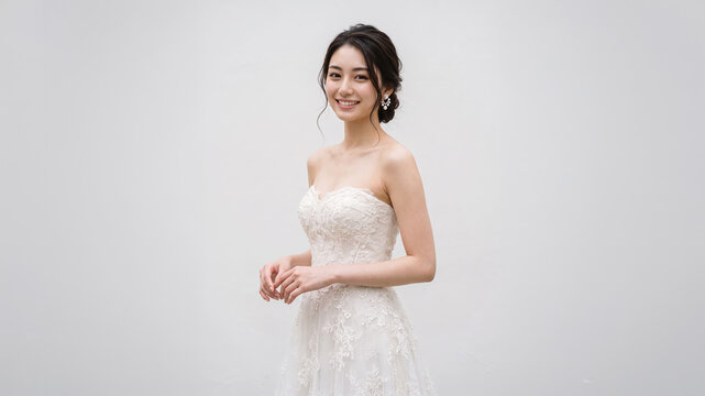 ウエディングドレスを着て微笑む美しい女性