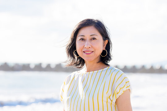 笑顔の日本人女性