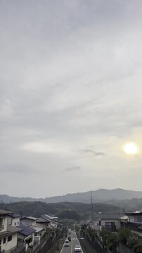 日本、橋から見える道路と夕陽