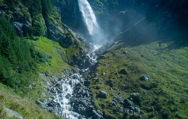 Obraz premium Waterfall called Staubenfall in Canton Uri. Waterfall known as Staubifall in Switzerland. Swiss Alps surround waterfall near Uri. Uri mountain landscape frames waterfall naturally.