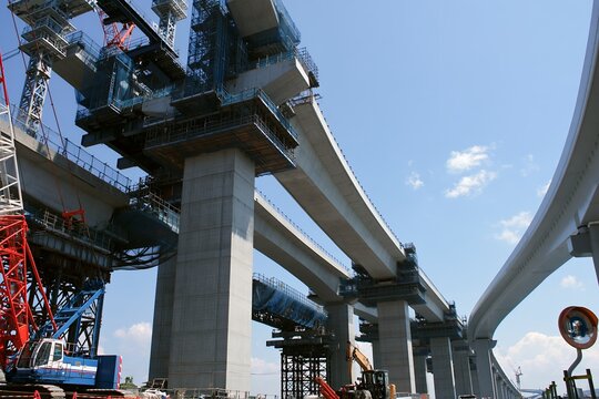 高速道路建設現場巨大な高架橋と青い空