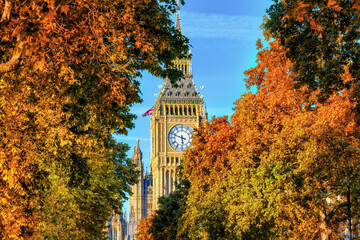 Fototapeta premium The Big Ben clocktower at Westminster in London, England, during a autumn sunrise with colorful foliage