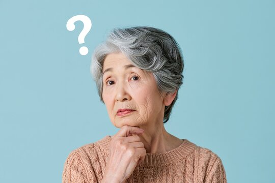 疑問を抱き何かを考え込むシニア女性の姿