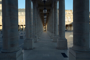 Obraz premium Long colonnade corridor at the Palais Royal in Paris