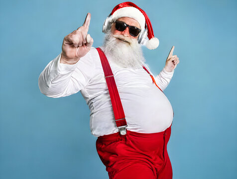 Feste di Natale: buffo babbo natale con occhiali colorati e cuffie che ascolta musica natalizia e balla