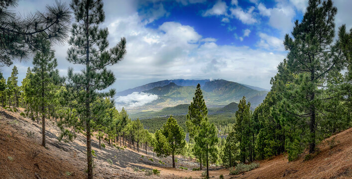 View onto the Caldera de Taburiente from the hike Ruta de los Volcanos on La Palma, Canary Islands, Spain.