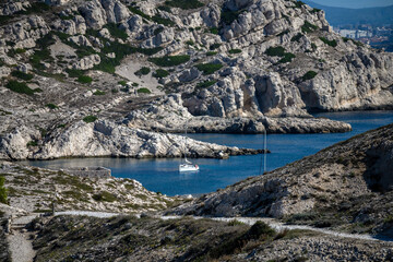 Voiliers ancrés dans une crique © PPJ