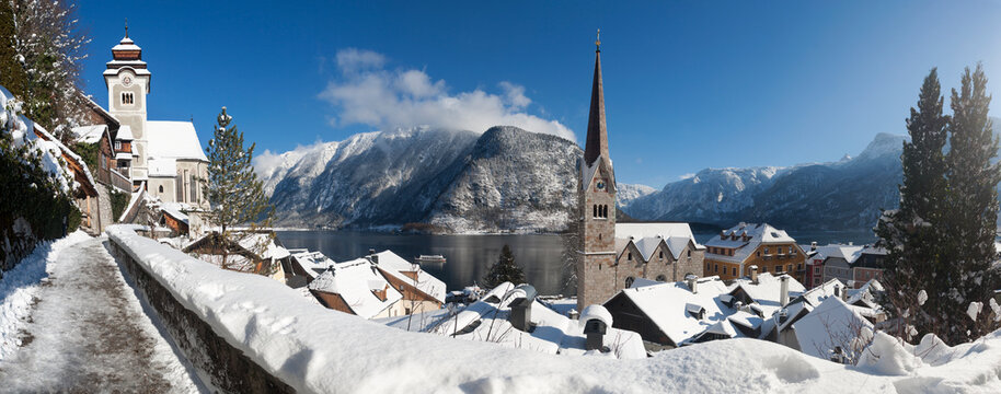 Austria, Upper Austria, Salzkammergut, Hallstatt, Lake Hallstatt, Catholic and evangelic church right