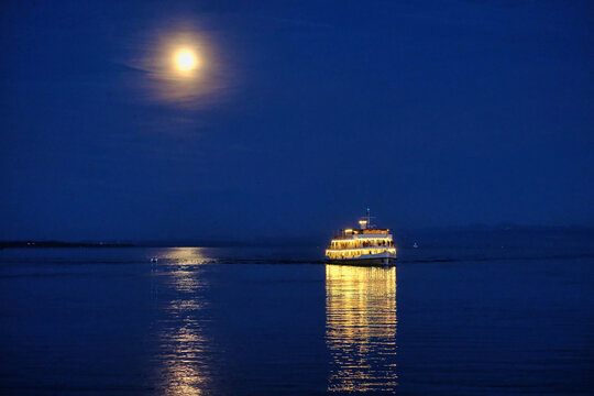 Vollmond &uuml;ber dem Bodensee mit einem beleuchteten Schiff
