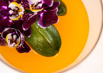 Kolorowy kwiat storczyka orchidea w wodzie z pęcherzykami powietrza, makro spa i wellness