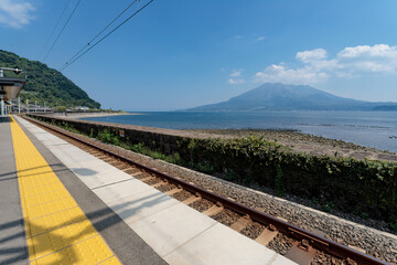 仙巌園駅のホームから線路越しに望む錦江湾と桜島 © tanoji