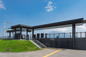 青空と桜島を望む鹿児島市の仙巌園駅 © tanoji