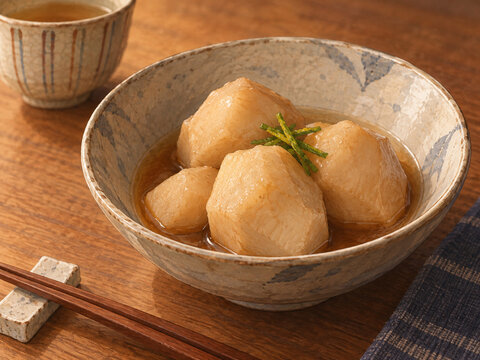 里芋の煮っころがしを深鉢に盛った家庭料理