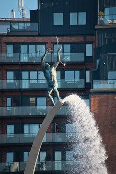Eine nackte, m&auml;nnliche Metallskulptur auf einem bogenf&ouml;rmigen Springbrunnen in der n&auml;he des Hafens von Stockholm in Schweden am 04.September 2025