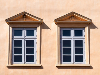 Zwei Fenster im Barocken Stil an einer Wand mit hellem Putz in  der Farbe Terrakotta © Thomas Hut
