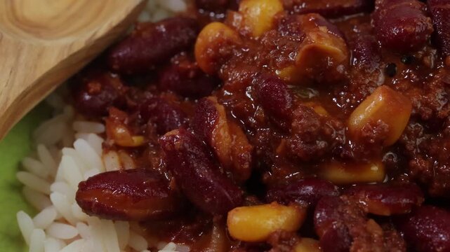 Chili con carne avec riz dans une assiette