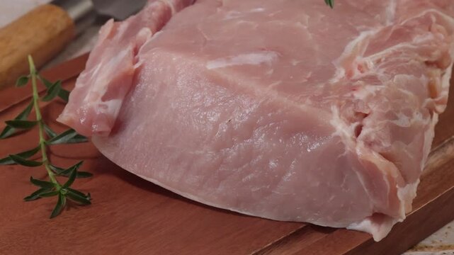 R&ocirc;ti de porc cru frais