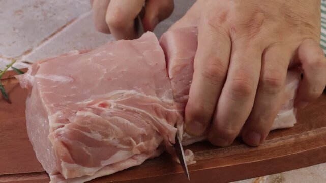D&eacute;coupe d&rsquo;un r&ocirc;ti de porc