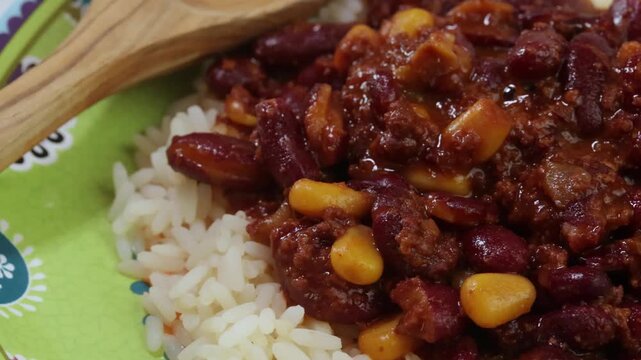 Chili con carne avec riz dans une assiette