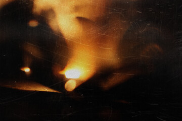 Obraz na płótnie Canvas Moody black background featuring warm golden light effects, blurred highlights, lens flare and analog film grain, perfect for cinematic visuals, luxury branding and digital design.