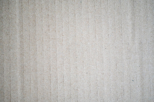 Gros plan macro sur les lignes verticales d'un carton ondul&eacute; gris 