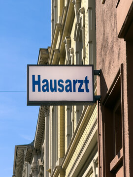Praxis-Schild mit der Aufschrift &bdquo;Hausarzt&ldquo; an der Fassade eines Gr&uuml;nderzeithauses vor blauem Himmel in Wuppertal, Deutschland