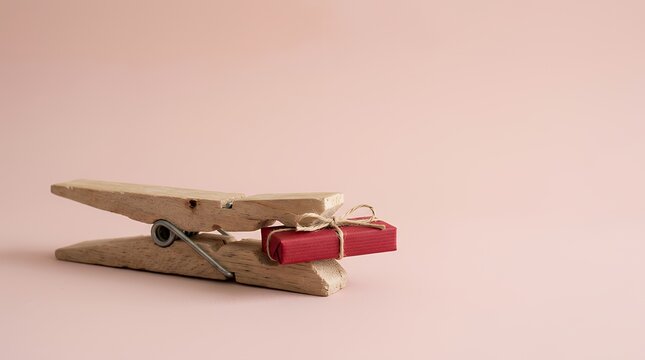 木製洗濯ばさみに挟まれたクリスマスギフト