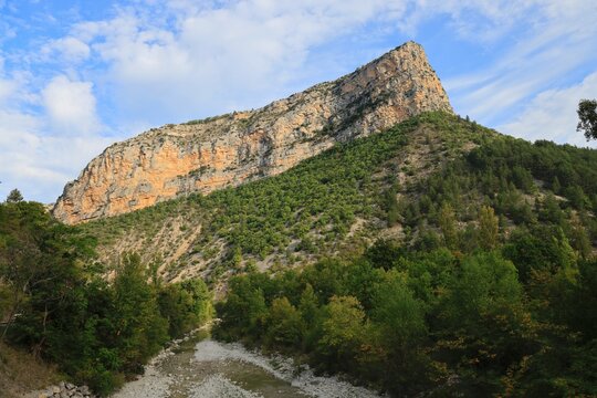 Le Rocher du Caire et la rivi&egrave;re l'Eygues. R&eacute;muzat - Dr&ocirc;me Proven&ccedil;ale - Dr&ocirc;me