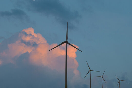 Windpark mit r&ouml;tlicher Wolke
