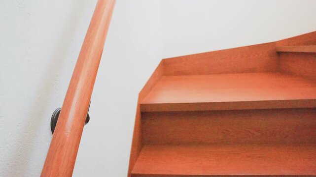 住宅の木製階段と温かみのある室内空間（日本の住まい）