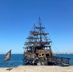 A stunning sight of a 17th-century sailing ship moored at the modern Thessaloniki waterfront. © Hennadii