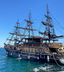 A medieval-style pirate ship on the Thessaloniki waterfront invites visitors to experience the adrenaline of our ancestors. © Hennadii