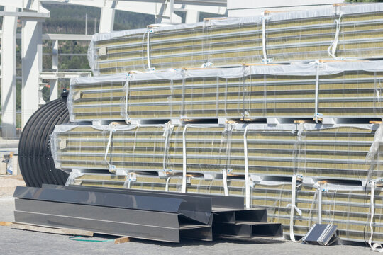 Stacking thermal insulation sandwich panels at construction site