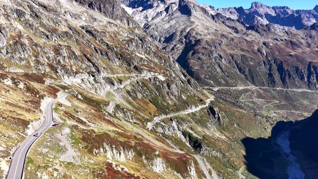 Sustenpass in den Schweizer Alpen &ndash; kurvenreiche Passstrasse und Bergpanorama im September 2026	