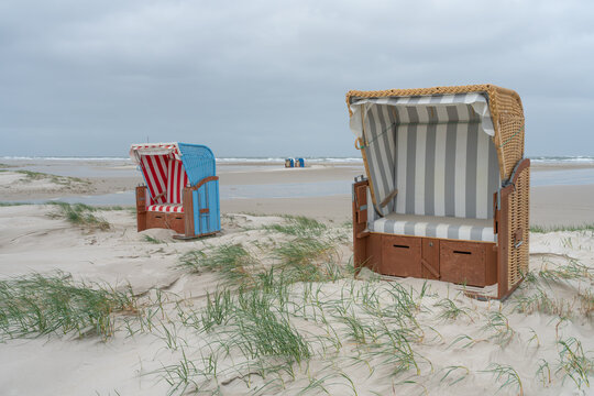 Strandk&ouml;rbe an einem Regentag am Nordseestrand
