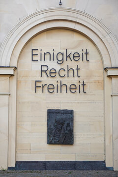 Einigkeit Recht und Freiheit Denkmal f&uuml;r das Lied der Deutschen und Hoffmann von Fallersleben am Nieders&auml;chsischen Landtag in Hannover im September 2026