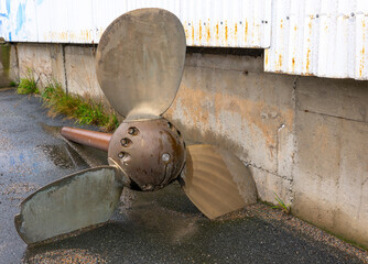 Large ship propeller removed from a vessel  © Comofoto