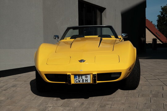 Chevrolet Corvette C3 Stingray Convertible und Sportwagen aus dem Amerika der Sechziger Jahre und Siebziger Jahre am 27.09.2026 beim Oldtimertreffen im Lenkwerk in Bielefeld in Ostwestfalen-Lippe